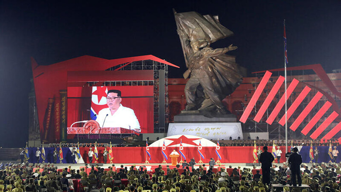 El líder norcoreano observa el desfile militar con motivo del Día de la Victoria.