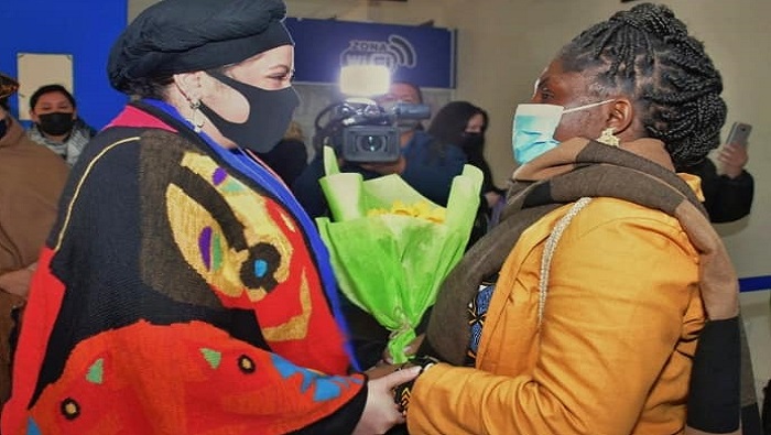 La ministra de la Presidencia, María Nela Prada, y otras autoridades recibieron a Francia Márquez en el aeropuerto internacional de la ciudad de El Alto.