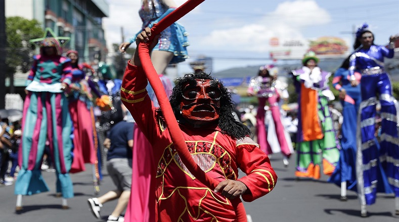 El Desfile del Correo, tradicional festividad de El Salvador, se realizó este lunes en la nación dando inicio a las conmemoraciones del mes de agosto de la capital, tras dos años suspendidas debido a la Covid-19.