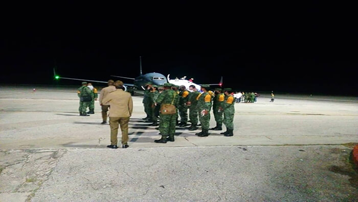 El vuelo con ayuda procedente de México fue recibido en el aeropuerto de Matanzas por el ministro de Energía cubano y otras autoridades de la isla.