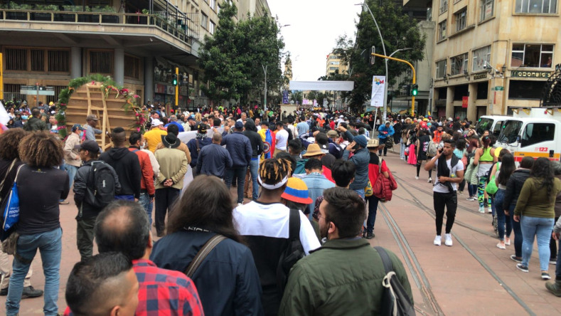 Desde primeras horas, los ciudadanos fueron movilizándose hacia la Plaza de Bolívar, en el centro histórico de la capital colombiana, donde fueron investidos Petro y la vicepresidenta Márquez.