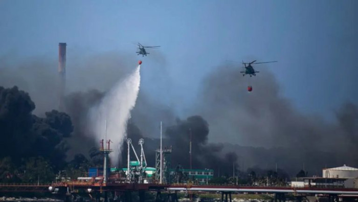 Cada una de las misiones aéreas ha lanzado unos 2.500 litros de agua sobre el fuego, que inició el viernes pasado en la zona industrial de Matanzas.