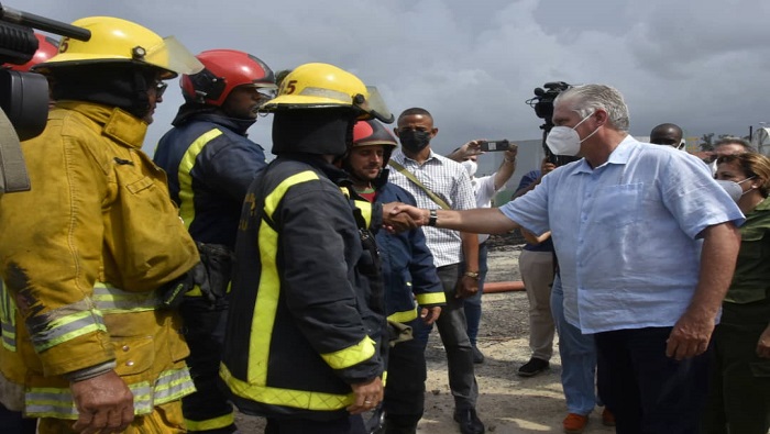 El Presidente cubano destacó el heroísmo de los bomberos que trabajaron para extinguir el incendio de grandes proporciones en la zona industrial de Matanzas.