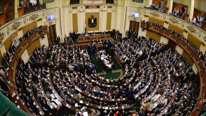 La Cámara de Representantes, la cámara baja del Parlamento egipcio, aprobó, en su sesión de emergencia del sábado, la nueva remodelación ministerial que incluye 13 carteras.