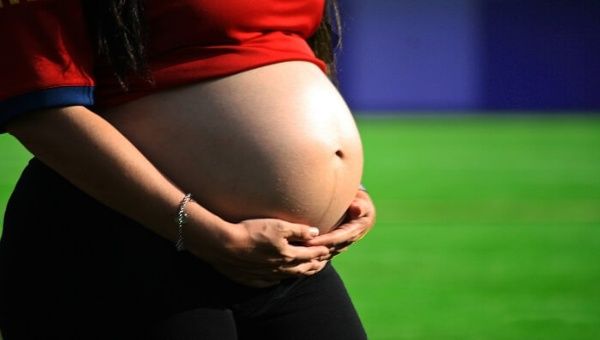 La ONU y la OMS han informado que “el virus también lo puede transmitir la mujer al feto o a un recién nacido durante el nacimiento o por contacto físico”.