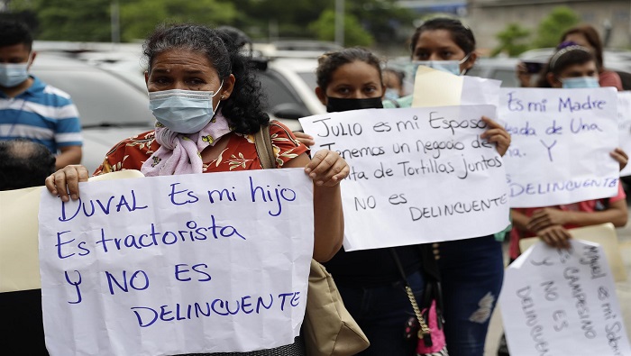 Los manifestantes denunciaron las violaciones a los derechos humanos, que según ellos, ha cometido el gobierno de El Salvador durante la implementación del régimen.
