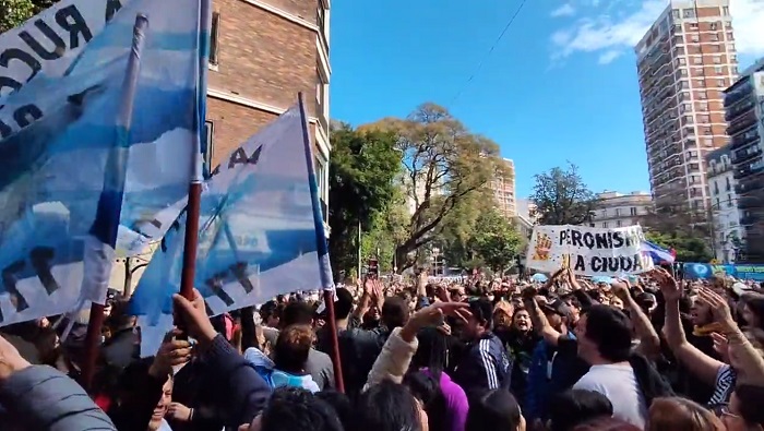 El Frente de Todos movilizó al pueblo para la plaza de Juncal y Paraná, desde donde defienden a la Vicepresidenta argentina.