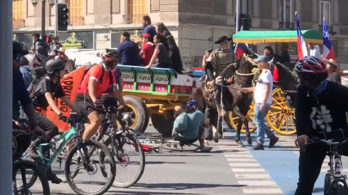 En las imágenes puede observarse la manera en la que hombres con carruajes y fuetes, que se expresaban por el Rechazo, agreden a los ciclistas.