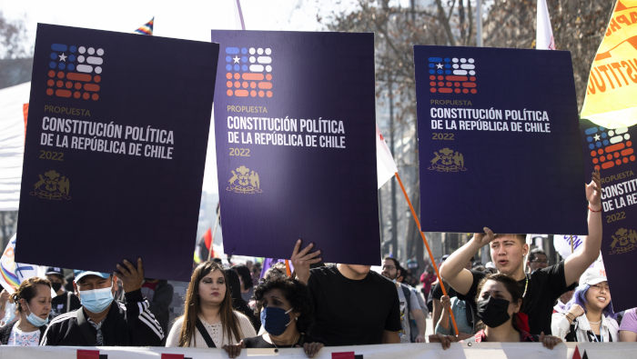 De acuerdo con la ley electoral, para ser aprobada la nueva Carta Magna chilena debe alcanzar el 50 por ciento más uno de los votos.