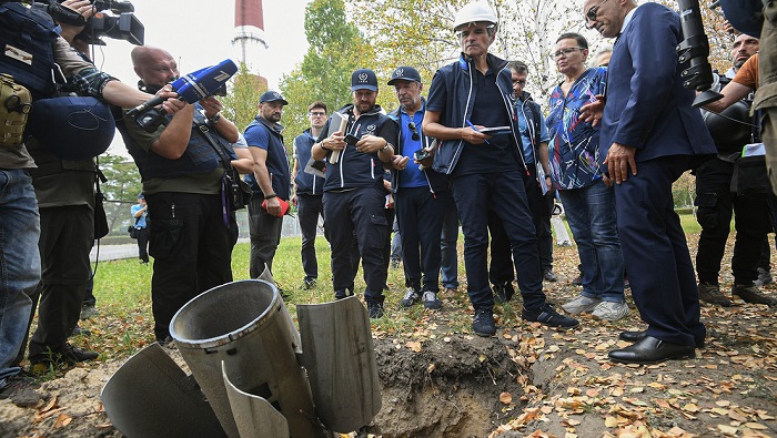 Los expertos de la OIEA visitan el lugar de impacto de un cohete que cayó en el área de la central nuclear de Zaporiyia.