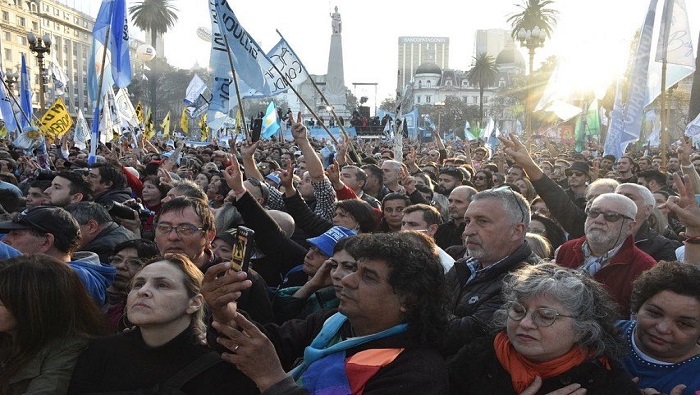 La concentración comenzó al mediodía en la esquina de Entre Ríos e Hipólito Yrigoyen, en uno de los costados del edificio del Congreso argentino.