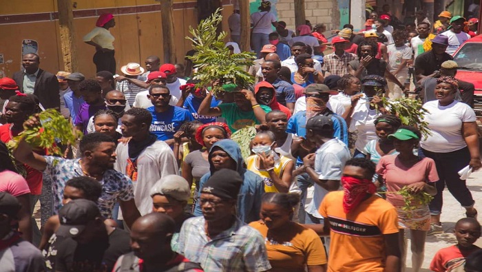 La víspera, miles de personas se manifestaron en las ciudades de Cabo Haitiano y Gonaives.