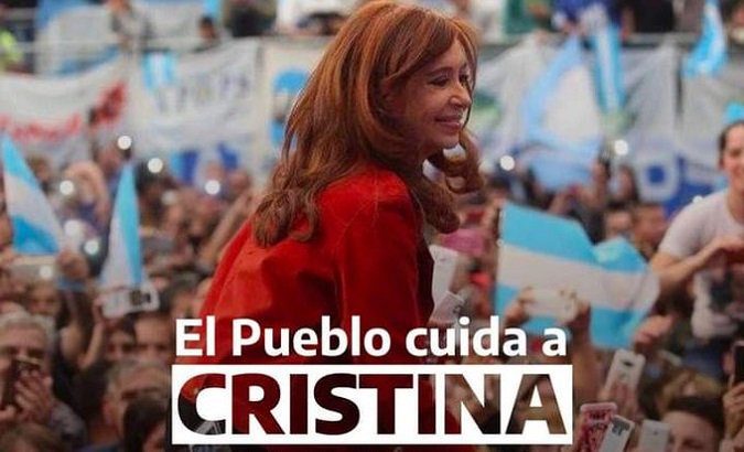 The sign reads, "The people protect Cristina."