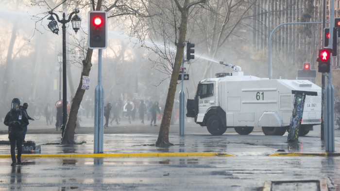 Carabineros disolvieron la manifestación en la capital chilena con vehículos lanza-agua y el uso de gas pimienta.