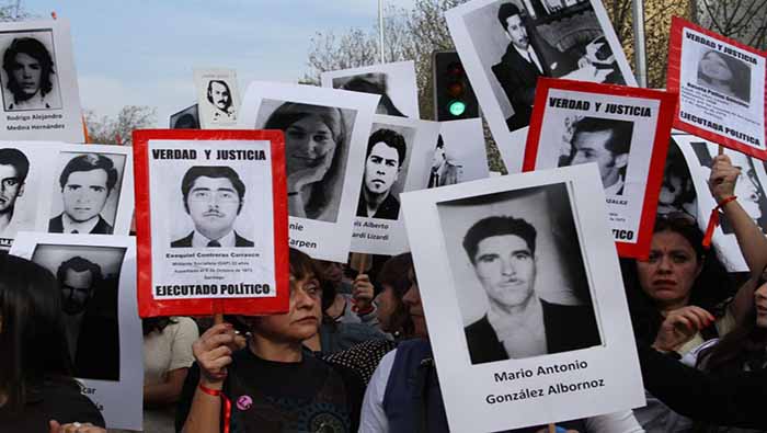 De acuerdo a organizaciones de derechos humanos, en la dictadura militar de Pinochet se contabilizan más de 3.200 personas entre desaparecidas y asesinadas.