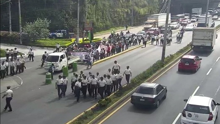 La Policía Municipal de Tránsito informó que un grupo de manifestantes se concentró desde horas tempranas en la ruta el Atlántico.