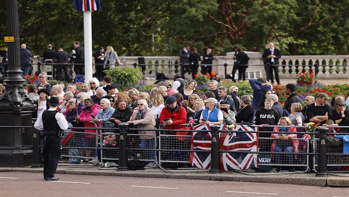 Se estiman que los asistentes a rendir tributo a la reina permanecerán de pie durante cerca de 30 horas, expuestos a las inclemencias del tiempo.