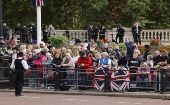 Se estiman que los asistentes a rendir tributo a la reina permanecerán de pie durante cerca de 30 horas, expuestos a las inclemencias del tiempo. 