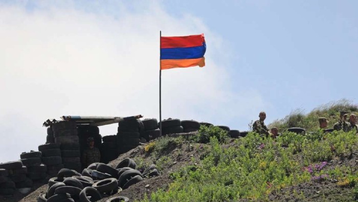 El portavoz del Ministerio de Defensa de Armenia, Aram Torosyan, informó que el ejército azerí reanudó los ataques intensivos de artillería con cohetes a lo largo de toda la línea fronteriza.