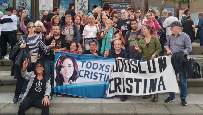 Cientos de personas fueron a las plazas porteñas para apoyar a Cristina Fernández y defender el Estado de Derecho.