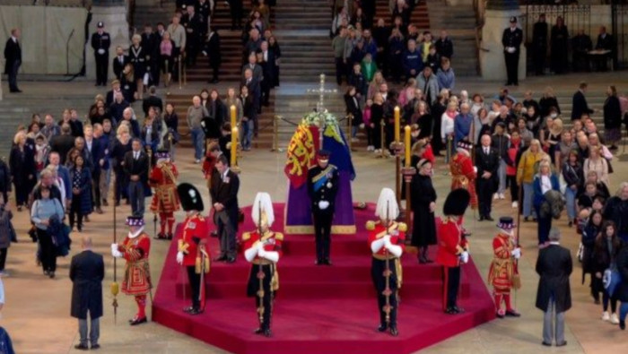 La Policía Metropolitana de Londres informó del cierre de numerosas calles en el centro de Londres durante la jornada del lunes, coincidiendo con el funeral de Estado de Isabel II.