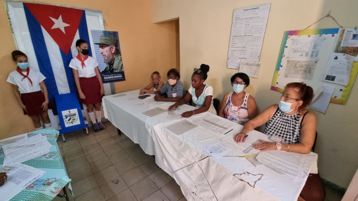 De acuerdo con la presidenta del Consejo Electoral Nacional (CEN), Alina Balseiro, se instalaron en toda la nación caribeña más de 23.000 colegios.