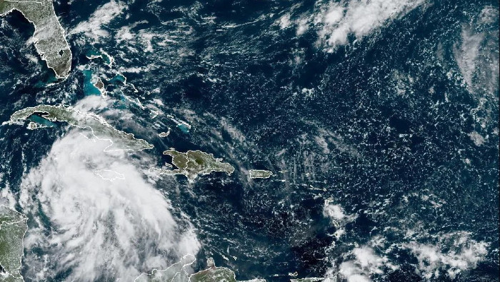 El huracán fue ubicado a las 5:00 (hora local) en los 18.2 grados de latitud Norte y 82.0 grados de longitud Oeste.