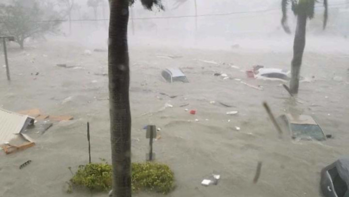 Los vientos máximos sostenidos han disminuido a cerca de 100 kilómetros por hora con rachas más altas, indicó el Centro Nacional de Huracanes.