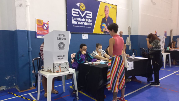 Brasileños se acercan a los centros de votación para emitir su voto en las elecciones presidenciales.