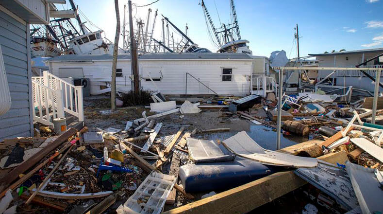 Por su parte, el gobernador de Carolina del Norte, Roy Cooper, reportó cuatro muertes asociadas al paso del huracán en su territorio, de las cuales tres fueron causadas por choques entre vehículos.