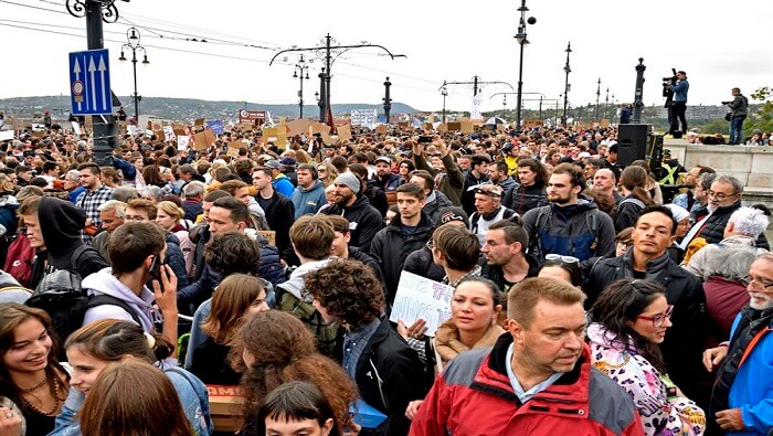 Aproximadamente más de 10.000 estudiantes crearon una cadena humana por el centro de Budapest.
