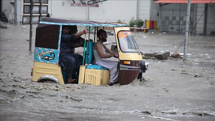 Según cifras oficiales, las lluvias monzónicas dejaron más de 1.700 decesos y una cifra superior a los 12.000 lesionados.
