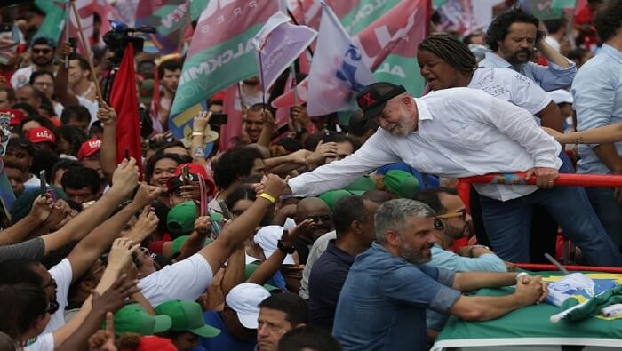 Con respecto al total de los votos, la pesquisa refiere que Lula obtendría el 49 por ciento de los sufragios frente al 43 por ciento de Bolsonaro.
