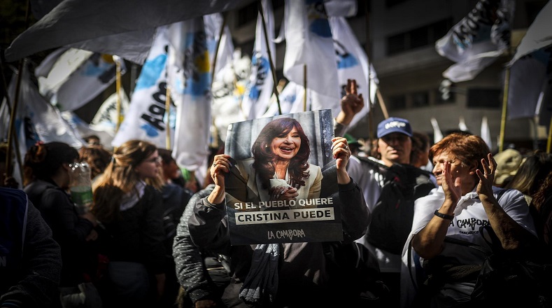 Al hacer uso de la palabra, el diputado Máximo Kirchner saludó a los presentes a nombre de Cristina Fernández y recordó que actualmente Mauricio Macri financia grupos de extrema derecha que han amenazado a la expresidenta, quien fue víctima de un atentado el pasado 1 de septiembre.