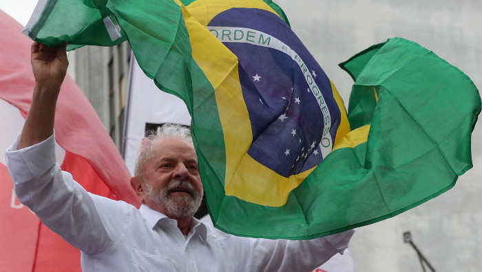 El líder del PT presentó su plan de Gobierno que, de ganar los comicios del 30 de octubre, se enfocará en la reconstrucción de Brasil.