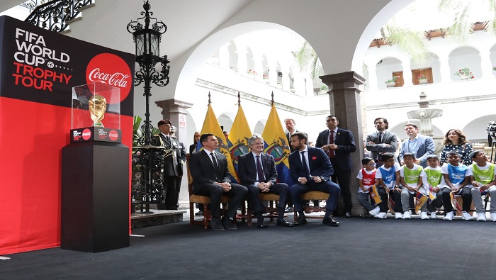 Al acto asistieron autoridades el Gobierno, diplomáticos, representantes de la Federación Ecuatoriana de Fútbol, jugadores de la selección nacional, entre otros.