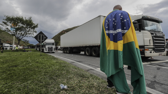 Carreteras amanecieron bloqueadas el lunes por manifestantes que no reconocen la victoria electoral de Lula da Silva.