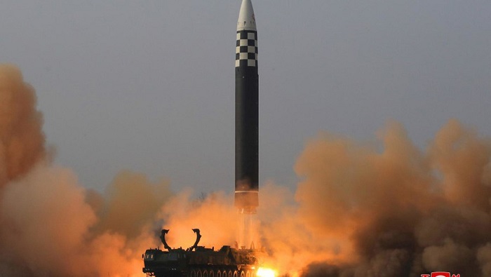 Corea del Norte lanza tres misiles más al mar y mantiene en alerta a sus vecinos Corea del Sur y Japón.