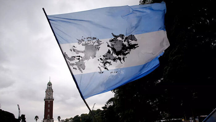 La Constitución del país suramericano, reivindica la legítima soberanía argentina sobre las Islas Malvinas, por ser parte integrante del territorio argentino.