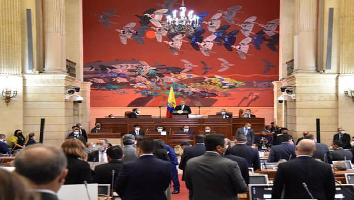 La ley establece que los representantes autorizados por el Gobierno colombiano contarán con las facultades para entablar diálogos con grupos armados irregulares