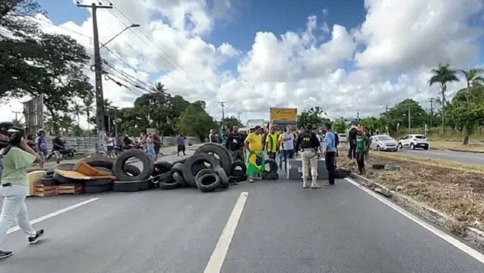 En un nuevo comunicado, el presidente Jair Bolsonaro pidió a los manifestantes despejar las carreteras, aunque no desestimuló estas protestas.