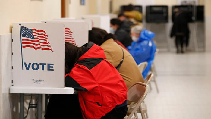 los ciudadanos estadounidenses fueron llamados a las urnas para votar por los 435 escaños de la Cámara de Representantes y 34 de los 100 correspondientes al Senado.