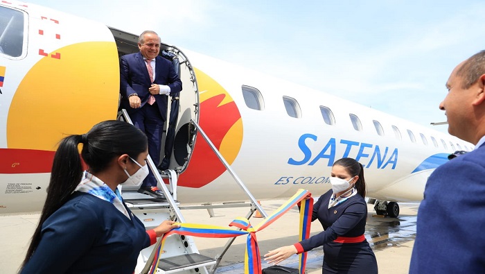 En el vuelo proveniente de Bogotá viajó el ministro del Transporte de Colombia, Guillermo Reyes, quien fue recibido por su homólogo Velásquez Araguayán y el embajador colombiano Benedetti.
