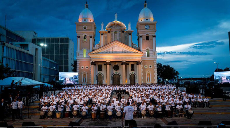 En Maracaibo, capital del estado Zulia (noroeste), unos 414 músicos tocaron la gaita Reina Morena, de Ricardo Aguirre, durante cinco minutos para participar en el reto.
