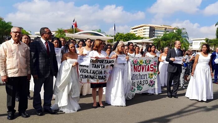 Esta manifestación se efectúa en memoria de la joven dominicana Gladys Ricart, quien fue asesinada por su expareja el día de su matrimonio en 1999.