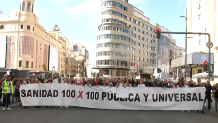 Sanitarios y ciudadanos convocados por el movimiento de barrios y pueblos de Madrid han marchado hasta la Plaza de las Cibeles.