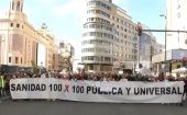 Sanitarios y ciudadanos convocados por el movimiento de barrios y pueblos de Madrid han marchado hasta la Plaza de las Cibeles.