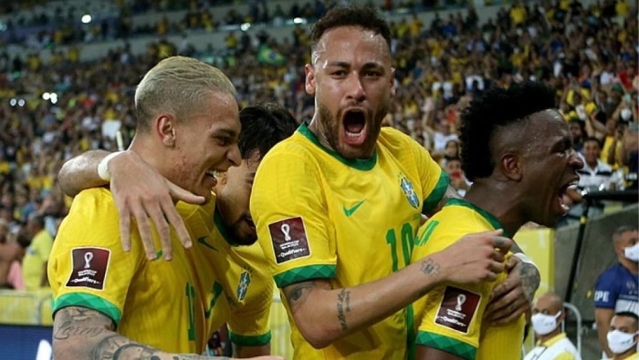 Antony y Vinicius Jr (en los extremos de la imagen) celebran junto a Neymar luego de ganar un partido de las eliminatorias mundialistas.