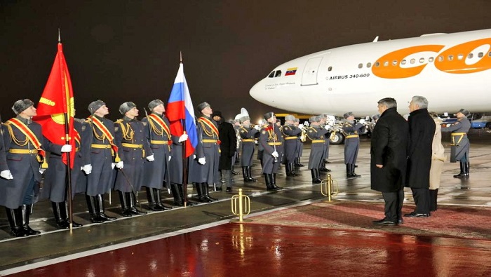 El presidente de Cuba arribó a Moscú, donde le dio la bienvenida el viceministro de Relaciones Exteriores ruso, Serguèi Riabkov.