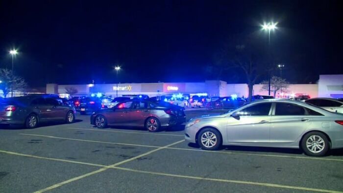 La balacera ocurrió cuando un hombre disparó contra varios empleados en el interior de un supermercado Walmart.
